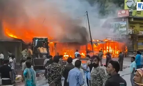 बुफलियाज़ सेक्टर में 12 दुकानों में लगी आग, देखे वीडियो बुफलियाज़ सेक्टर में 12 दुकानों में लगी आग, देखे वीडियो