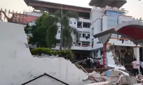 अवैध अतिक्रमण पर प्रशासन की बुलडोजर कार्रवाई, कई निर्माण हटाए गए अवैध अतिक्रमण पर प्रशासन की बुलडोजर कार्रवाई, कई निर्माण हटाए गए