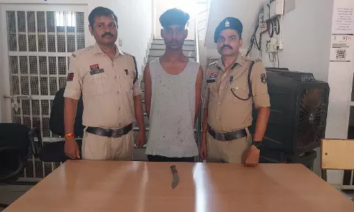 दुर्ग में राहगीरों को डराने वाला युवक गिरफ्तार, धारदार हथियार बरामद दुर्ग में राहगीरों को डराने वाला युवक गिरफ्तार, धारदार हथियार बरामद