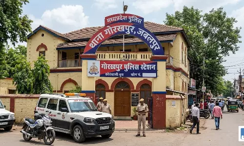 शादी का प्रस्ताव ठुकराने पर युवती का चाकू से रेता गला, ICU में भर्ती शादी का प्रस्ताव ठुकराने पर युवती का चाकू से रेता गला, ICU में भर्ती