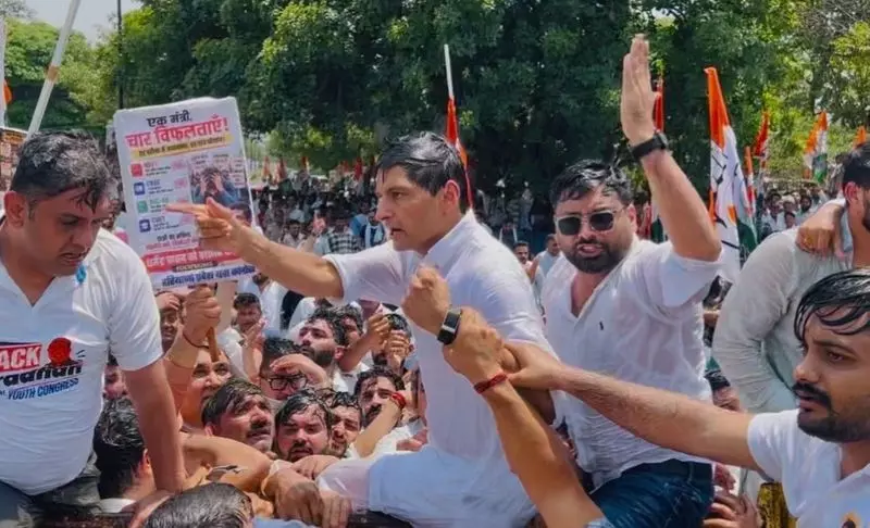 कांग्रेस नेताओं ने NEET पेपर लीक विवाद के खिलाफ प्रदर्शन किया