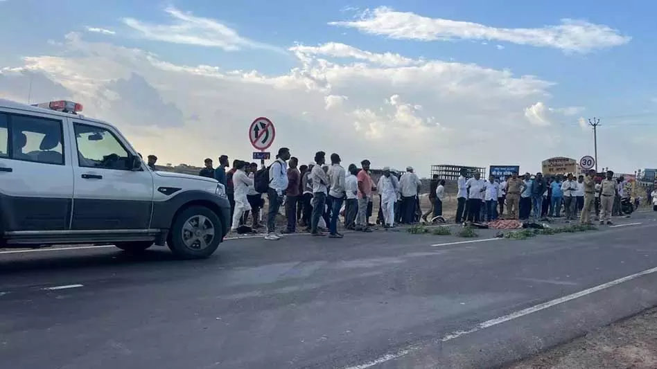 एक ही परिवार के बेटे और 2 बेटियों की मौत, आयशर वाहन ने मारी ठोकर