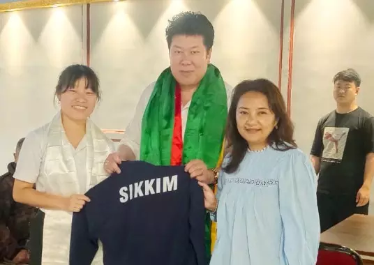 Sikkim की टीम आइस हॉकी ट्रेनिंग के लिए देहरादून रवाना Sikkim की टीम आइस हॉकी ट्रेनिंग के लिए देहरादून रवाना