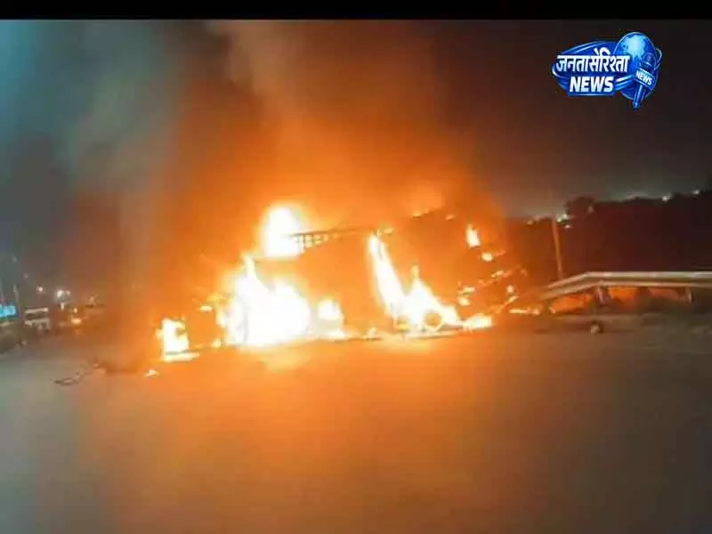 Gurugram खड़े ट्रक में आग लगी, ड्राइवर ज़िंदा जला Gurugram खड़े ट्रक में आग लगी, ड्राइवर ज़िंदा जला