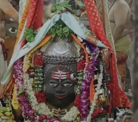 जय महाकाल: त्रिपुंड, चन्द्रमा और त्रिनेत्र से सजे बाबा, आस्था का जनसैलाब जय महाकाल: त्रिपुंड, चन्द्रमा और त्रिनेत्र से सजे बाबा, आस्था का जनसैलाब