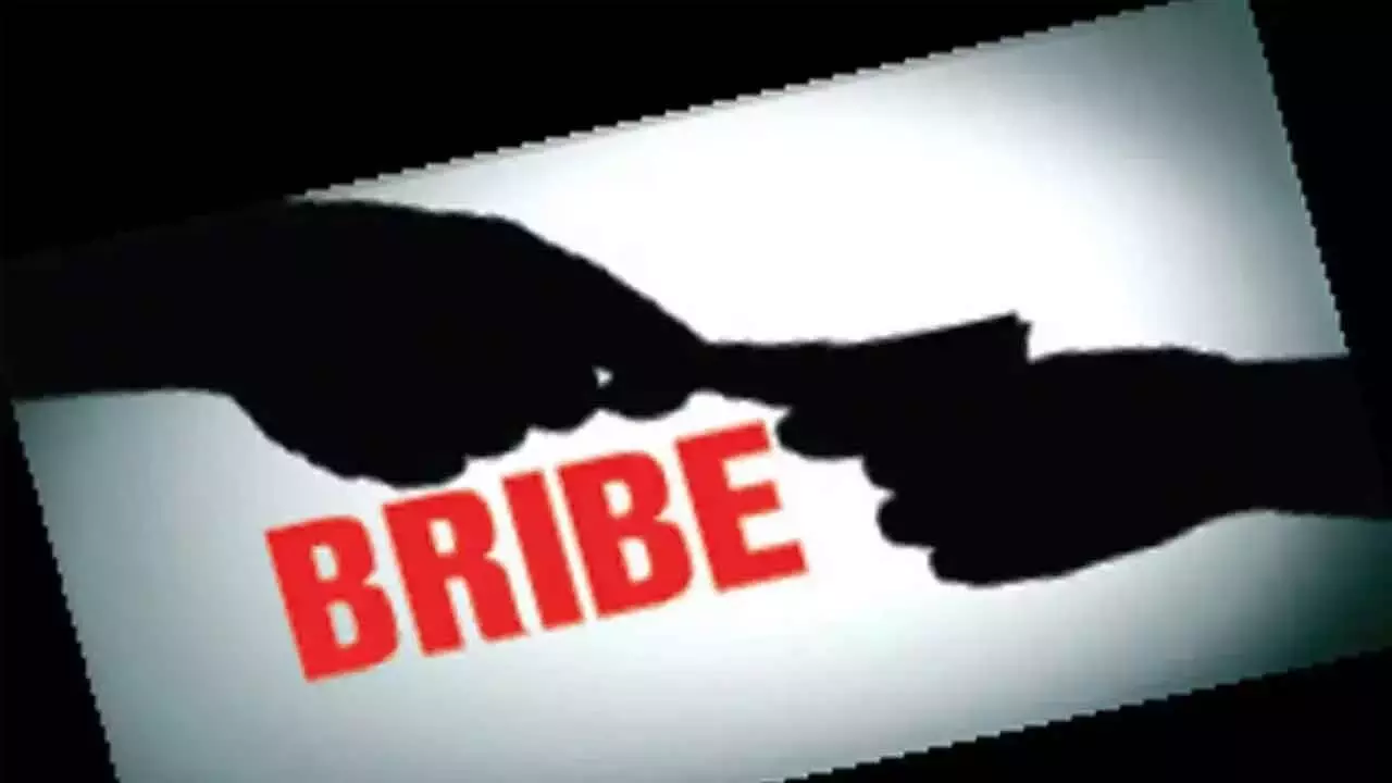 एसीबी ने वक्फ बोर्ड इंस्पेक्टर को पकड़ा एसीबी ने वक्फ बोर्ड इंस्पेक्टर को पकड़ा