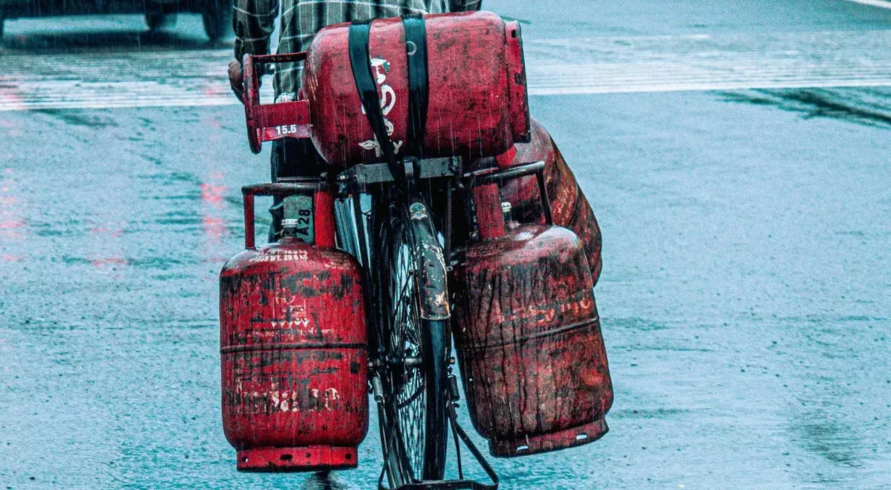 LPG पर संकट का असर, लागत 1600 पार LPG पर संकट का असर, लागत 1600 पार