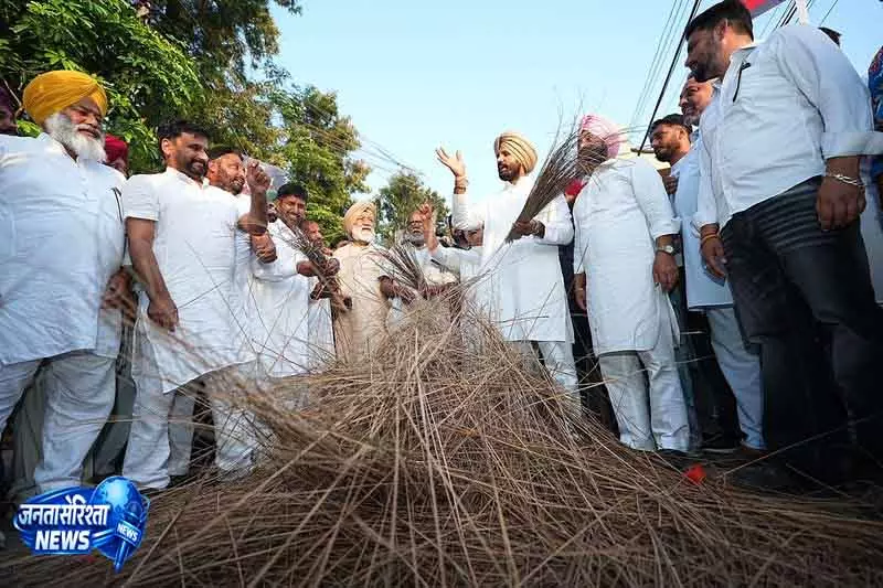 Chandigarh कांग्रेस ने झाड़ू का ‘अनादर’ करने पर कार्यकर्ताओं को गिरफ्तार किया Chandigarh कांग्रेस ने झाड़ू का ‘अनादर’ करने पर कार्यकर्ताओं को गिरफ्तार किया