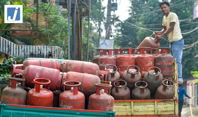 LPG कीमतों पर सरकार का दावा, भारत में सबसे कम दामों पर मिल रही रसोई गैस LPG कीमतों पर सरकार का दावा, भारत में सबसे कम दामों पर मिल रही रसोई गैस