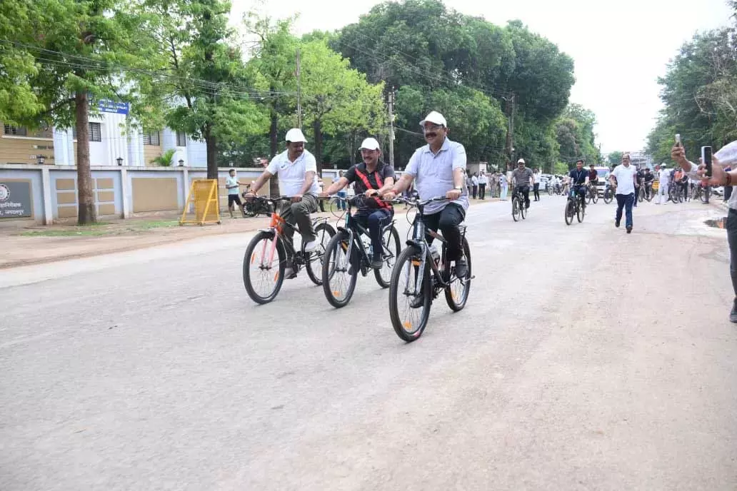 डिप्टी CM अरुण साव ने सायकल चलाकर फिट रहने और पर्यावरण संरक्षण का दिया संदेश डिप्टी CM अरुण साव ने सायकल चलाकर फिट रहने और पर्यावरण संरक्षण का दिया संदेश
