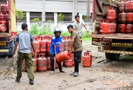 पश्चिम एशिया संकट के बीच घरेलू एलपीजी सिलेंडर की सप्लाई कॉस्ट हुई 1,600 रुपये से ज्यादा पश्चिम एशिया संकट के बीच घरेलू एलपीजी सिलेंडर की सप्लाई कॉस्ट हुई 1,600 रुपये से ज्यादा