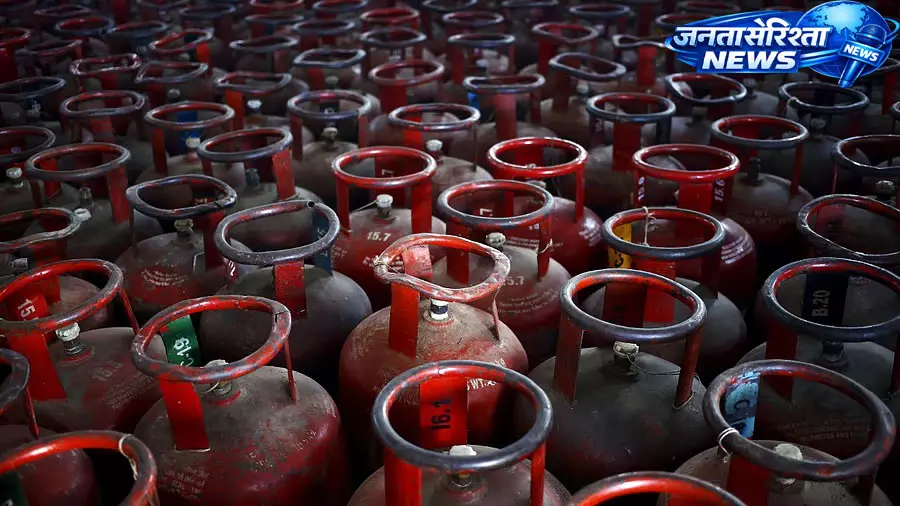 LPG कीमतों में तेज़ी के बावजूद भारत में कुकिंग गैस सबसे सस्ती, PMUY लाभार्थियों को राहत LPG कीमतों में तेज़ी के बावजूद भारत में कुकिंग गैस सबसे सस्ती, PMUY लाभार्थियों को राहत