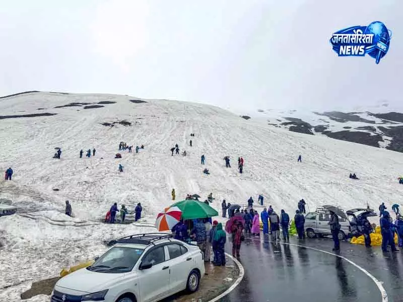 Himachal: जून की बर्फबारी से मनाली, लाहौल में पर्यटकों की भीड़ बढ़ी Himachal: जून की बर्फबारी से मनाली, लाहौल में पर्यटकों की भीड़ बढ़ी