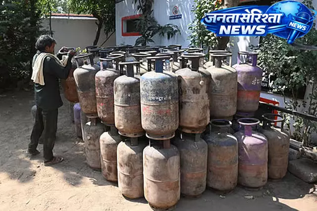 भारत में LPG कीमतों में बढ़ोतरी के बावजूद घरेलू गैस दुनिया में सबसे सस्ती, सरकार का दावा भारत में LPG कीमतों में बढ़ोतरी के बावजूद घरेलू गैस दुनिया में सबसे सस्ती, सरकार का दावा