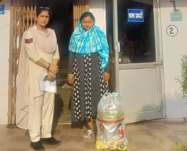सरोना की महिला अवैध रूप से शराब बेचते गिरफ्तार सरोना की महिला अवैध रूप से शराब बेचते गिरफ्तार