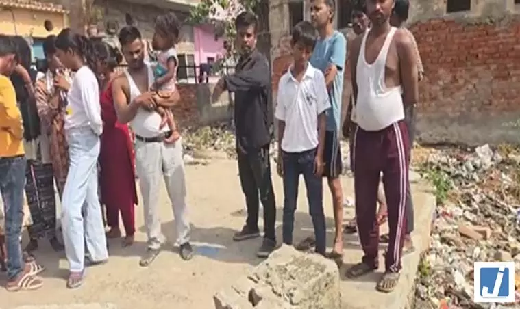 जर्जर शौचालय का ढांचा गिरने से 7 वर्षीय बच्ची की मौत, स्थानीय लोगों में आक्रोश जर्जर शौचालय का ढांचा गिरने से 7 वर्षीय बच्ची की मौत, स्थानीय लोगों में आक्रोश