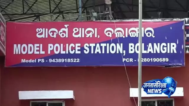 Balangir में पुलिस ने 800 से ज़्यादा अवैध कफ सिरप की बोतलें ज़ब्त कीं, पांच लोग गिरफ्तार Balangir में पुलिस ने 800 से ज़्यादा अवैध कफ सिरप की बोतलें ज़ब्त कीं, पांच लोग गिरफ्तार