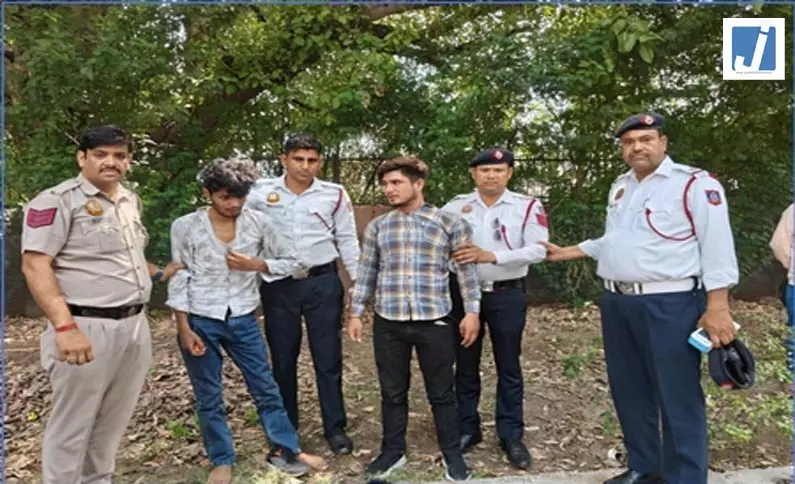 ट्रैफिक पुलिस की मुस्तैदी से दो झपटमार गिरफ्तार, छीने गए मोबाइल और बाइक बरामद ट्रैफिक पुलिस की मुस्तैदी से दो झपटमार गिरफ्तार, छीने गए मोबाइल और बाइक बरामद