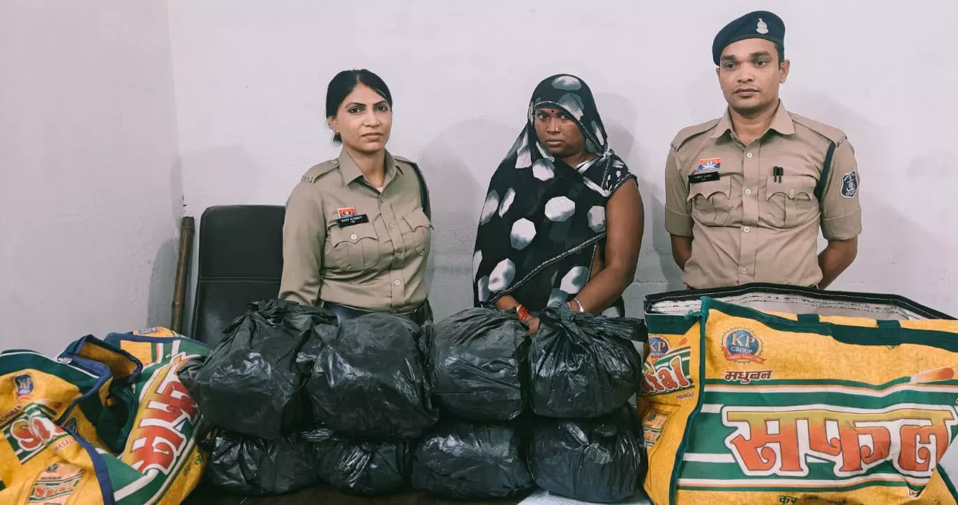रायपुर में गोरखपुर की महिला गिरफ्तार, कब्जे से 8 लाख का गांजा जब्त रायपुर में गोरखपुर की महिला गिरफ्तार, कब्जे से 8 लाख का गांजा जब्त