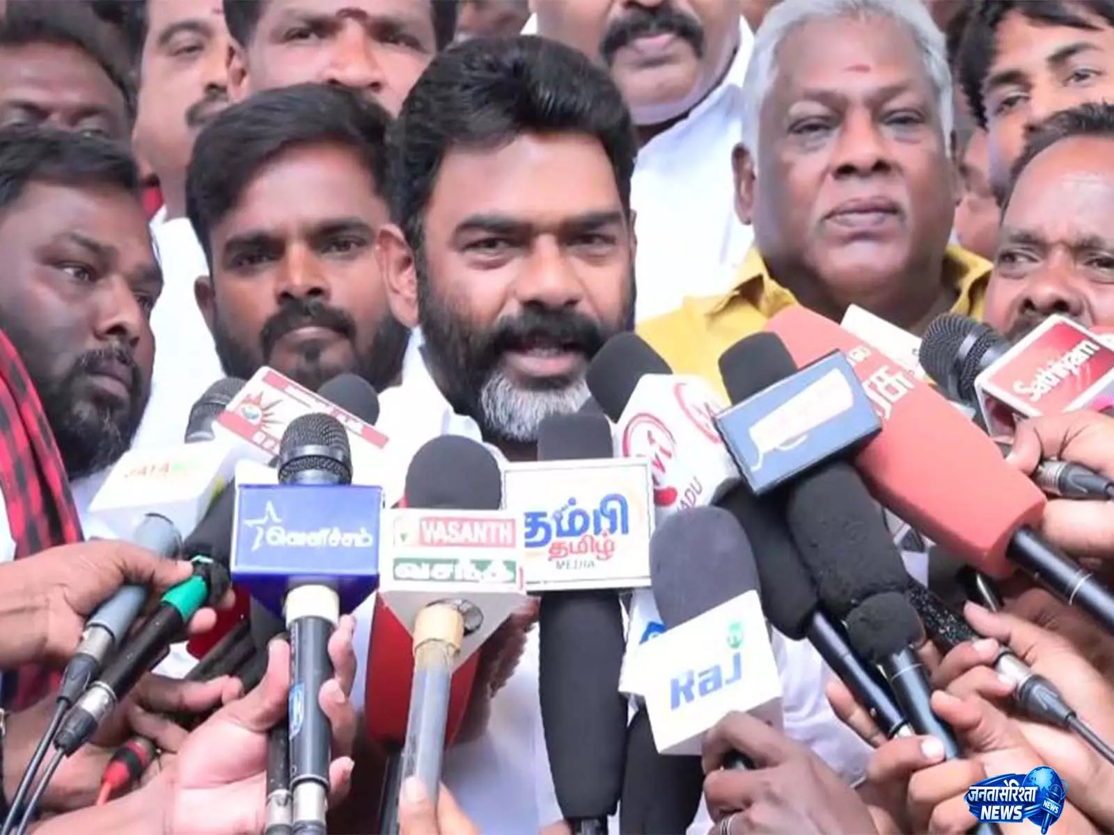 वीसीके के पूर्व विधायक पनियूर बाबू DMK में शामिल हुए, एमके स्टालिन ने गर्मजोशी से किया स्वागत वीसीके के पूर्व विधायक पनियूर बाबू DMK में शामिल हुए, एमके स्टालिन ने गर्मजोशी से किया स्वागत