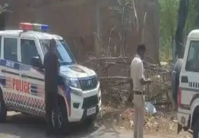 बिजली कर्मी के घर में चल रहा था ये काम, हिंदू संगठनों का हंगामा बिजली कर्मी के घर में चल रहा था ये काम, हिंदू संगठनों का हंगामा