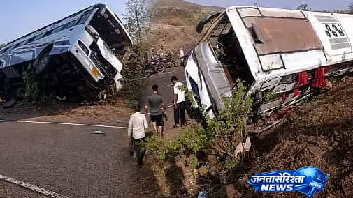 Beed-अहिल्यानगर हाईवे पर स्लीपर बस पलटी, 30 यात्री बाल-बाल बचे Beed-अहिल्यानगर हाईवे पर स्लीपर बस पलटी, 30 यात्री बाल-बाल बचे