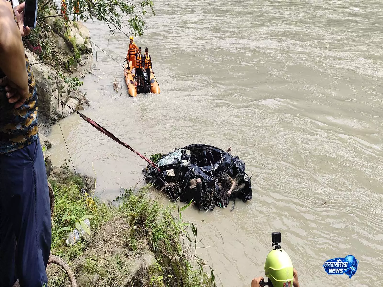 दार्जिलिंग में तीस्ता नदी हादसा, कार गिरने से 4 लोगों की मौत, NDRF ने किया रेस्क्यू दार्जिलिंग में तीस्ता नदी हादसा, कार गिरने से 4 लोगों की मौत, NDRF ने किया रेस्क्यू
