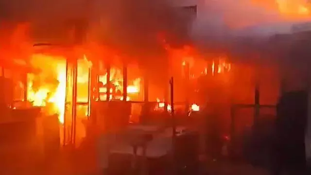 Jammu : पुंछ के बुफलियाज बाजार में भीषण आग, आठ दुकानें जलकर राख Jammu : पुंछ के बुफलियाज बाजार में भीषण आग, आठ दुकानें जलकर राख