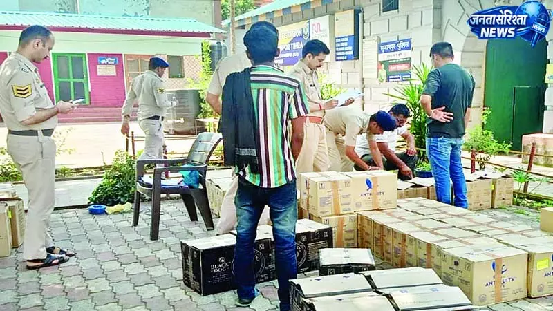 सुजानपुर पुलिस ने पकड़ी 90 पेटी शराब, गाड़ी जब्त