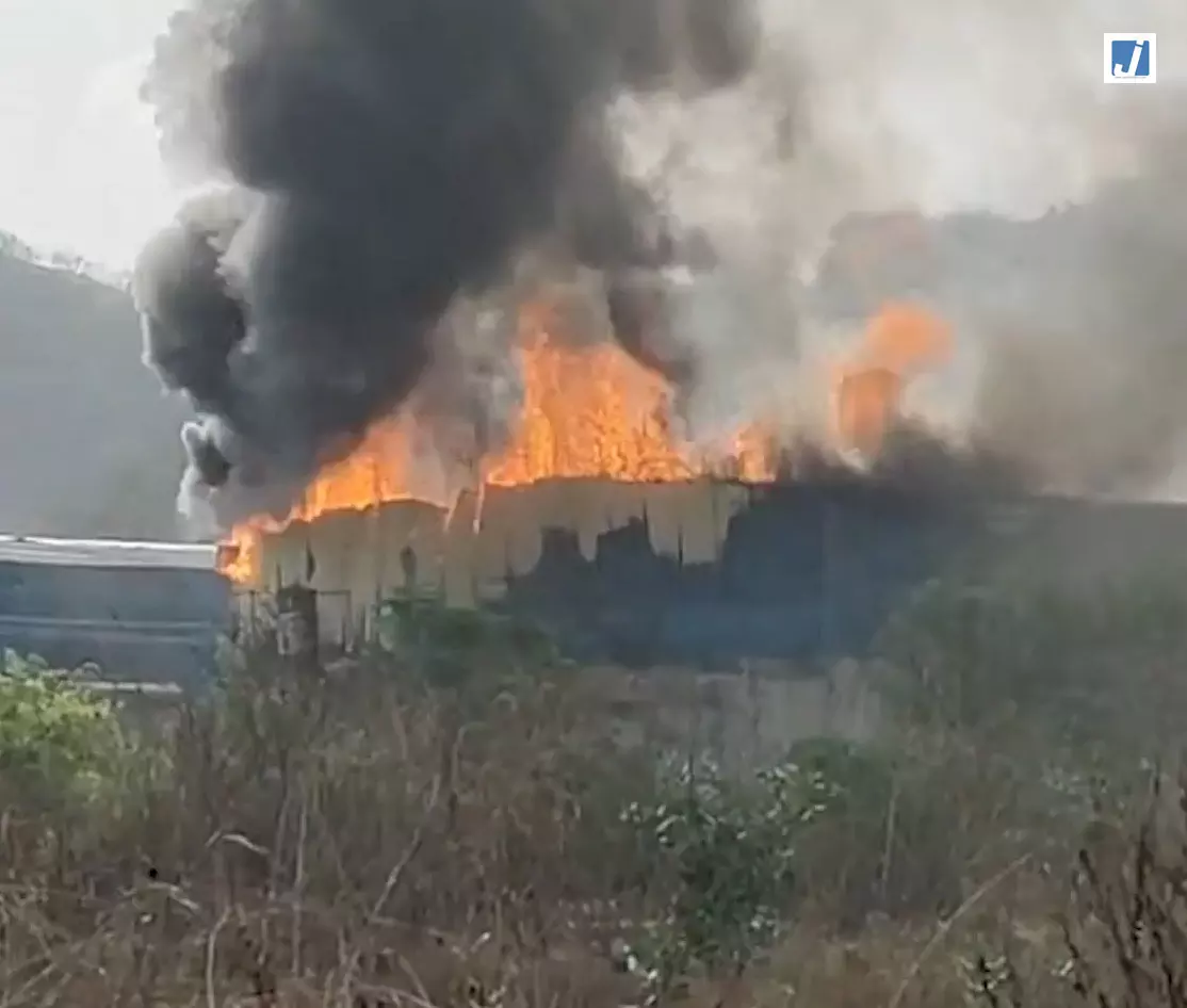 FIRE : सजावट गोदाम में भीषण आग, आग बुझाने के बाद कूलिंग ऑपरेशन जारी FIRE : सजावट गोदाम में भीषण आग, आग बुझाने के बाद कूलिंग ऑपरेशन जारी
