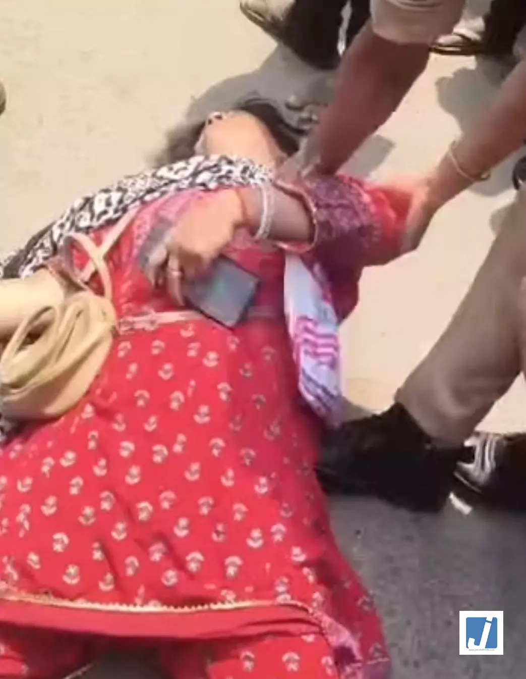 अस्पताल में गार्ड्स की बदतमीज़ी, महिला बेहोश, प्रशासन खामोश अस्पताल में गार्ड्स की बदतमीज़ी, महिला बेहोश, प्रशासन खामोश