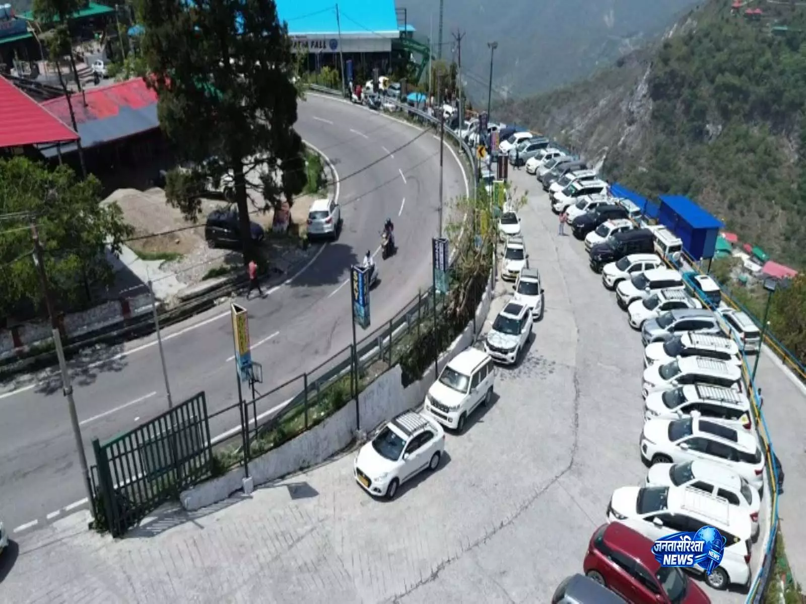 Dehradun-मसूरी मार्ग पर भारी जाम, पर्यटकों की भीड़ से ट्रैफिक व्यवस्था प्रभावित Dehradun-मसूरी मार्ग पर भारी जाम, पर्यटकों की भीड़ से ट्रैफिक व्यवस्था प्रभावित