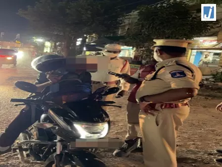 हैदराबाद और साइबरबाद में ड्रंक ड्राइविंग के आरोप में 700 से अधिक लोग पकड़े गए हैदराबाद और साइबरबाद में ड्रंक ड्राइविंग के आरोप में 700 से अधिक लोग पकड़े गए