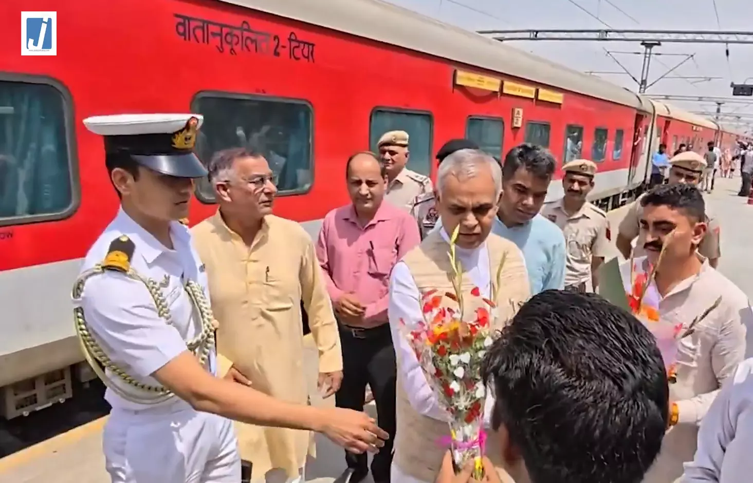 राज्यपाल आचार्य देवव्रत का ई-रिक्शा से का राजधानी दौरा, गुरुकुल पहुँचे राज्यपाल आचार्य देवव्रत का ई-रिक्शा से का राजधानी दौरा, गुरुकुल पहुँचे