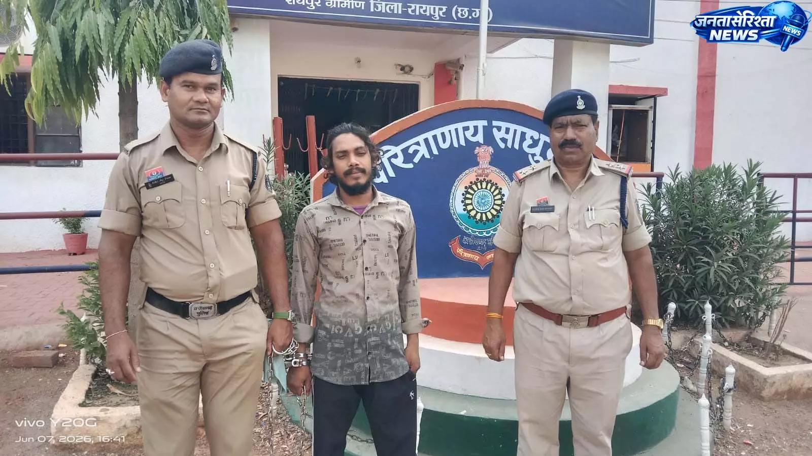 यात्री प्रतिक्षालय के पास लूट का खुलासा, नाबालिग सहित 2 लूटेरे गिरफ्तार यात्री प्रतिक्षालय के पास लूट का खुलासा, नाबालिग सहित 2 लूटेरे गिरफ्तार