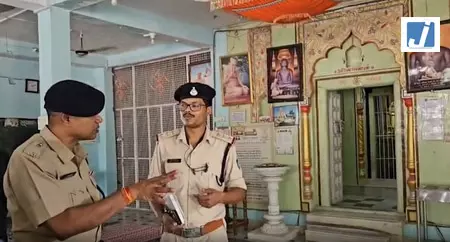 नरसिंहपुर के जैन मंदिर में चोरी, सोने-चांदी के छत्र के साथ डीवीआर भी लेकर हुए फरार नरसिंहपुर के जैन मंदिर में चोरी, सोने-चांदी के छत्र के साथ डीवीआर भी लेकर हुए फरार