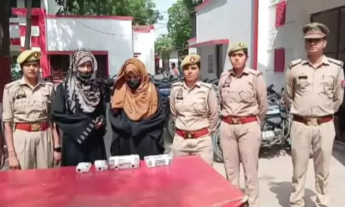 खतरनाक सामान बेच रही थी दो बहनें, पुलिस ने रेड मारकर पकड़ा खतरनाक सामान बेच रही थी दो बहनें, पुलिस ने रेड मारकर पकड़ा