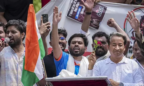 Delhi : कॉकरोच जनता पार्टी ने शिक्षा मंत्री के खिलाफ प्रदर्शन की चेतावनी दी