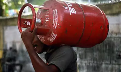 Tamil Nadu : घरेलू रसोई गैस की कीमत बढ़ोतरी पर राजनीतिक विरोध तेज Tamil Nadu : घरेलू रसोई गैस की कीमत बढ़ोतरी पर राजनीतिक विरोध तेज