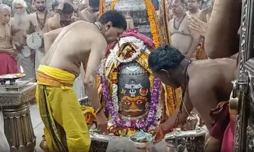 बाबा महाकाल का राजा स्वरूप में शृंगार, भस्म आरती के बाद दर्शन कर भावविभोर हुए भक्त बाबा महाकाल का राजा स्वरूप में शृंगार, भस्म आरती के बाद दर्शन कर भावविभोर हुए भक्त