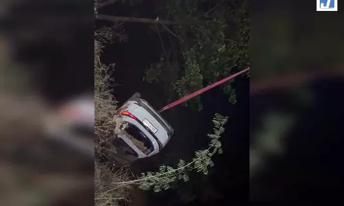 अनियंत्रित कार नहर में गिरी, डूबने से चार लोगों की मौत
