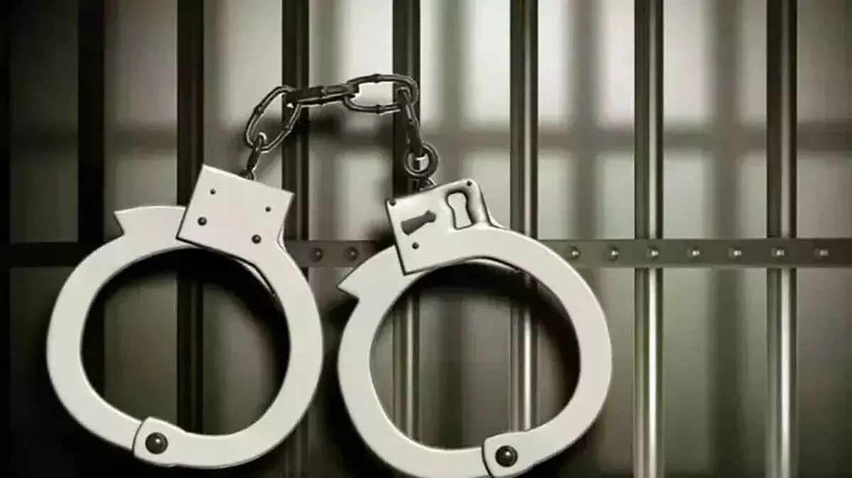 Kerala: बुजुर्ग महिला से लूट के मामले में 23 वर्षीय युवक गिरफ्तार Kerala: बुजुर्ग महिला से लूट के मामले में 23 वर्षीय युवक गिरफ्तार