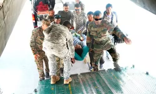 लद्दाख से एयरलिफ्ट किए गए पांच व्यक्ति, सेना के तीन जवान भी शामिल लद्दाख से एयरलिफ्ट किए गए पांच व्यक्ति, सेना के तीन जवान भी शामिल