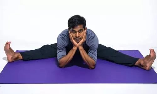 हर्निया से बचाव में मददगार उपविष्ठ कोणासन, साइटिका में भी मिल सकती है राहत