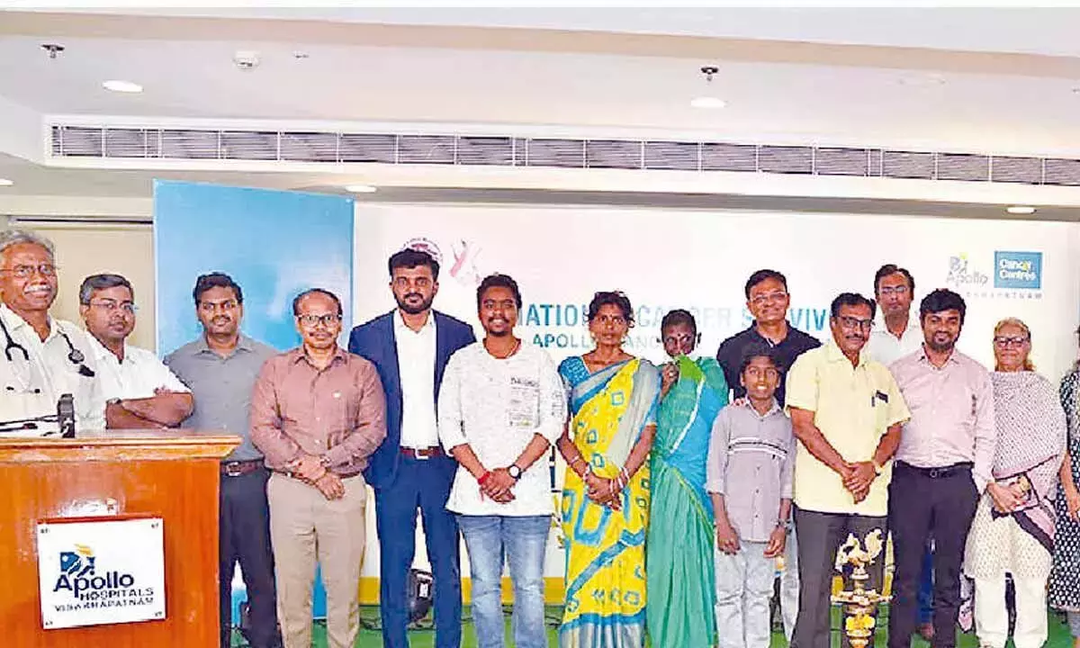 Andhra: कैंसर से बचे लोगों को उनकी बहादुरी भरी लड़ाई के लिए सम्मानित किया गया Andhra: कैंसर से बचे लोगों को उनकी बहादुरी भरी लड़ाई के लिए सम्मानित किया गया