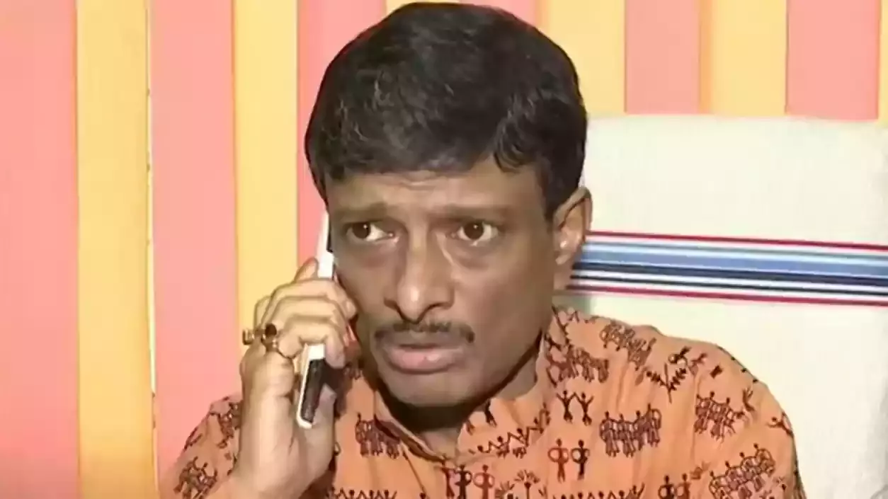 Kolkata: बप्पादित्य दासगुप्ता को कोर्ट ले जाते वक्त फेंके गए अंडे, तनाव बढ़ा Kolkata: बप्पादित्य दासगुप्ता को कोर्ट ले जाते वक्त फेंके गए अंडे, तनाव बढ़ा