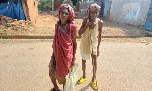 Odisha : नबरंगपुर में बुजुर्ग को पेंशन न मिलने से भीख मांगने की मजबूरी Odisha : नबरंगपुर में बुजुर्ग को पेंशन न मिलने से भीख मांगने की मजबूरी