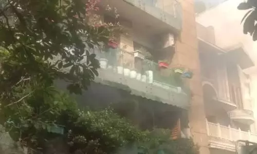 New Delhi: न्यू फ्रेंड्स कॉलोनी में अग्निकांड, बच्चों समेत सभी लोग सुरक्षित निकाले गए New Delhi: न्यू फ्रेंड्स कॉलोनी में अग्निकांड, बच्चों समेत सभी लोग सुरक्षित निकाले गए