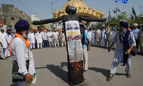 Punjab में यूरिया संकट पर किसानों का प्रदर्शन किया