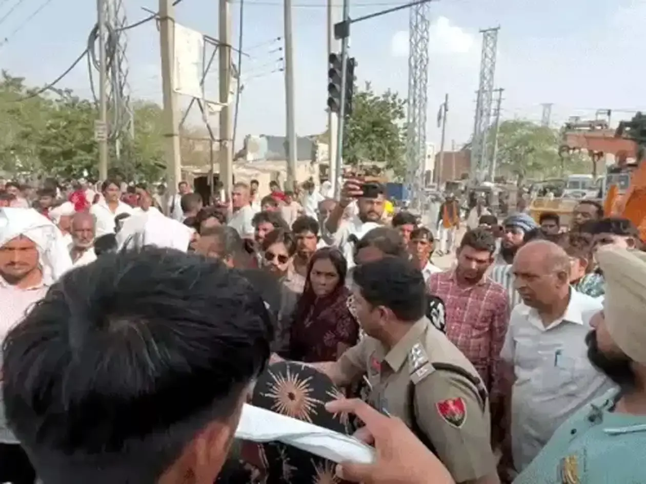 Hansi: महिला के शव के साथ लापरवाही पर परिजनों का गुस्सा फूटा, अस्पताल में हंगामा Hansi: महिला के शव के साथ लापरवाही पर परिजनों का गुस्सा फूटा, अस्पताल में हंगामा